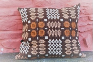 Chocolate & Caramel Caernarfon cushions CZ37