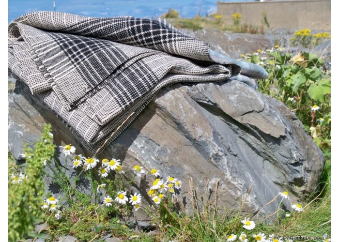 Black & Cream ticking stripe narrow width blanket NL109 Black & Cream ticking stripe narrow width blanket NL109